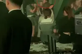 桃花太旺！王思聪现身夜店搂俩美女蹦迪，中途想走还被他一把捞回图片