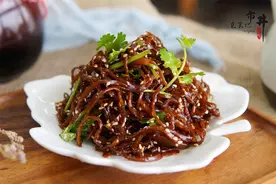 冬天做咸菜，不用腌不用晒，一炒一蒸能“速成”，咸香嘎嘣脆图片