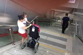 宝妈独自带双胞胎坐地铁，一人咬牙勇抬婴儿车，坚强的让人泪目图片
