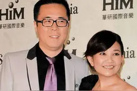 42岁梁静茹新恋情曝光！与56岁帅气总裁海边拥吻共度一夜图片