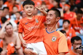 最快乐的事就是和老爸一起看球！盘点中超赛场父子球迷温馨时刻图片