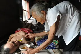 孩子有妈和没妈的区别有多大，10张图对比，没妈的孩子像根草图片