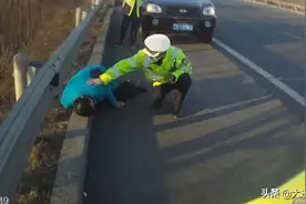 沈海高速，大连交警上演“生死救援”图片