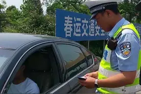 70岁大爷开车上路遭遇查车，拿出手写驾照后交警立马放行：您走好图片