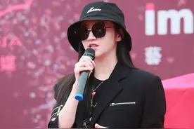 毛晓彤与景甜穿同款，差4cm搭配风格各异，谁飒谁甜看着太明显图片