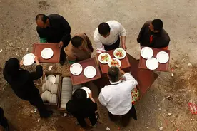 农村红白喜事上，有些去帮忙的人嘻嘻哈哈，他们都是去玩耍的吗？图片