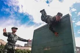 400米障碍跑到1分38秒，这位班长却说“还不够”？！图片