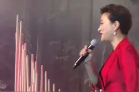 甜歌皇后李玲玉为婚礼献唱，报酬达六位数，商演舞台简陋秩序混乱图片