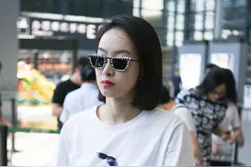 宋茜穿牛仔裤平平无奇，靠在腰上系这条丝带取胜！图片