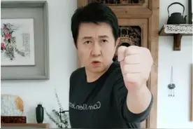 53岁付笛生家中练功，用力过猛脸部狰狞，意外曝光住宅内景图片