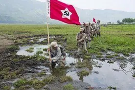 红军长征怎么过沼泽地的？一位女兵想出奇妙办法，轻而易举通过图片