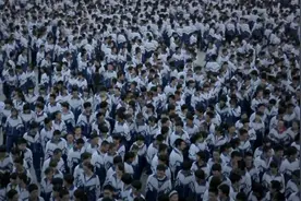 5.3亿人围观“北大附中的一天”，却让小镇做题家们沉默了图片