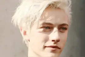 10岁当模特，19岁当爸爸，最帅男模却是全家最丑？外婆才是真惊艳图片