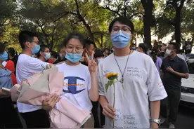 今晚可以狂欢了，高考结束，家长向考生献上了向日葵花图片