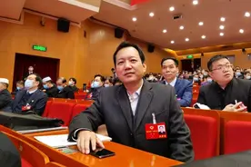 省政协委员刘哲四提治理停车“乱贴条”，建议实施违停处罚分级制图片