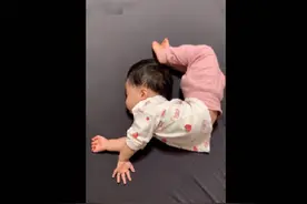 掀开宝宝的被子，他“骚气”的睡姿让我笑出了“猪叫”，哈哈哈哈图片