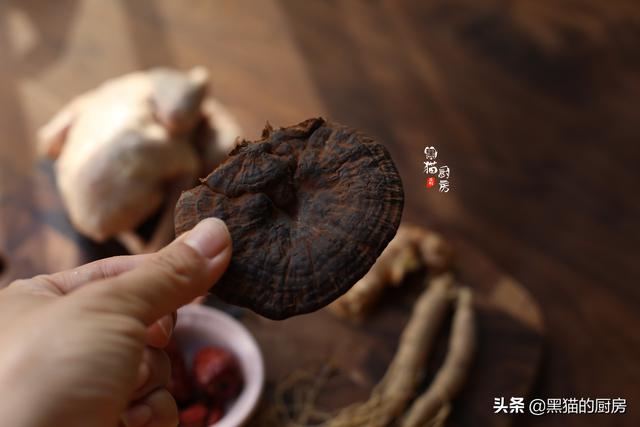 秋冬进补，用它煲汤比羊肉牛肉好，17种氨基酸且高蛋白低脂肪