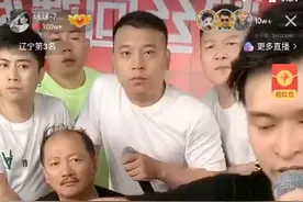 球球快手带货，众师兄弟出镜，堪称最强背景墙！五哥女友含泪直播图片