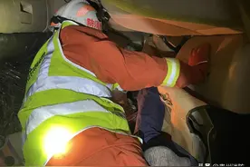 黔西南一小车冲破路边护栏，直接“倒栽葱”在路边泥地图片
