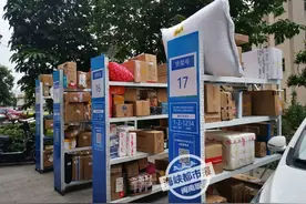 泉州：保安亭“变”快递柜，业主保安都吐槽。你们小区也这样吗？图片