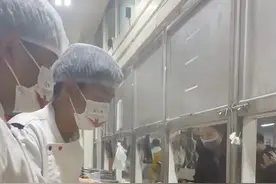 四川一食堂人员无法返校，烹饪专业学生救场引同学怒赞：自己人图片