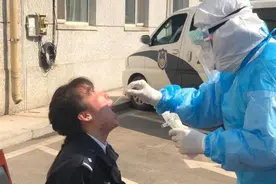 从一张核酸检测的照片 看到女警的付出和坚守图片