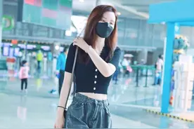 张萌"小腰裤"火了，黑色露脐装大秀身材，A4腰太令人羡慕了图片