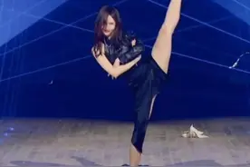 女星劈叉可以有多飒，金晨功底强超"性感"，黎姿会耍刀图片