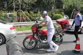 摩托车遇到查车，为什么有人会弃车？了解原委：都是“精明”的人图片