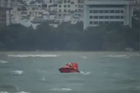 15名渔民受台风“森拉克”影响被困命悬一线 幸亏他们及时赶到图片