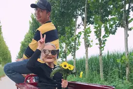 山东97岁最潮老奶奶走红：喜欢吃雪糕爱涂红指甲，一人养大五个孩子，被一家人宠成最潮“小姐姐”图片