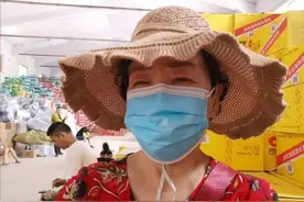 年近70岁女记者，前往救灾一线做志愿者：不留名的志愿者，把我感动得热泪盈眶图片