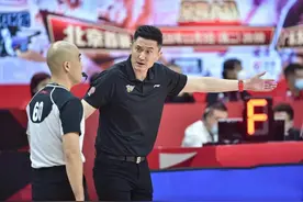 CBA裁判创造历史，发明延时罚球，姚明还要睁一只眼闭一只眼吗图片