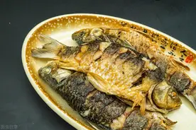 煎鱼要想不粘锅不破皮，直接下油锅是错的，大厨教你关键2步图片