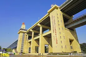 长江第三桥，写进小学课文，百辆坦克两次压桥，52年坚固如初图片