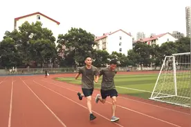 我们在战位报告 英雄篇章｜杜富国：雷场归来仍是勇士图片