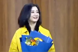 54岁宋祖英罕曝近照！短发时髦减龄，硕大戒指吸睛，对镜露甜笑图片