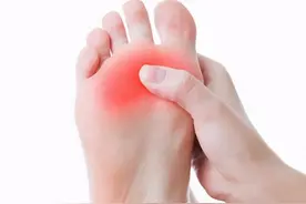 脚底疼痛麻木，可能是疾病信号？医生：4个常见原因，千万别耽误图片