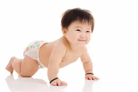 宝宝戒断纸尿裤的最佳时间是何时？只差两个月，都有很大的区别图片