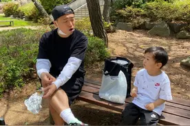 姜gary与儿子树下乘凉；吉娜穿紧身t秀“蚂蚁腰”大长腿图片