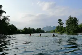 乡村小河自然美景，悠然的流水、浅绿的水色、如绢的波光那样柔美图片