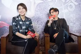 闫妮瘦身成功还变潮，“上面睡衣，下面校服”，混搭风时尚又高级图片