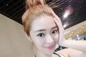 女朋友高跟短裙小黑丝和我见朋友，朋友要女友电话后劝我别花心图片