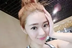 女朋友高跟短裙小黑丝和我见朋友，朋友要女友电话后劝我别花心图片