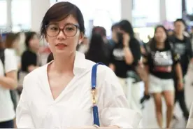 贾静雯穿衣风格大变，穿白衬衫扣子只系一半，展现不一样的时尚感图片