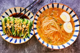 上班族下班赶回家，半小时准备一人午餐，有菜有面比吃外卖舒服图片