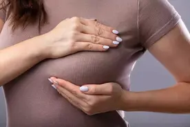 非哺乳期但乳房有乳汁流出，这是正常现象吗？女性可千万不能大意图片