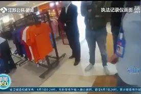 商场特卖会三折出售阿迪耐克？民警：除了POS机，其他都是假的图片