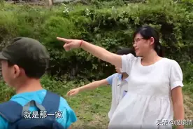 父亲重病，母亲与别人结婚生子，父亲去世后，小男孩跪求她回家图片