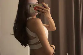 小说：妻子深夜加班又临时出差，丈夫起疑心让妻子立刻拍一张照片图片